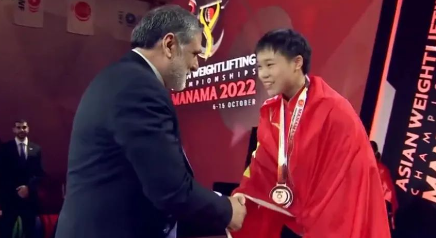 骄傲！26中学子在2022年举重亚锦赛上勇夺两金一铜！